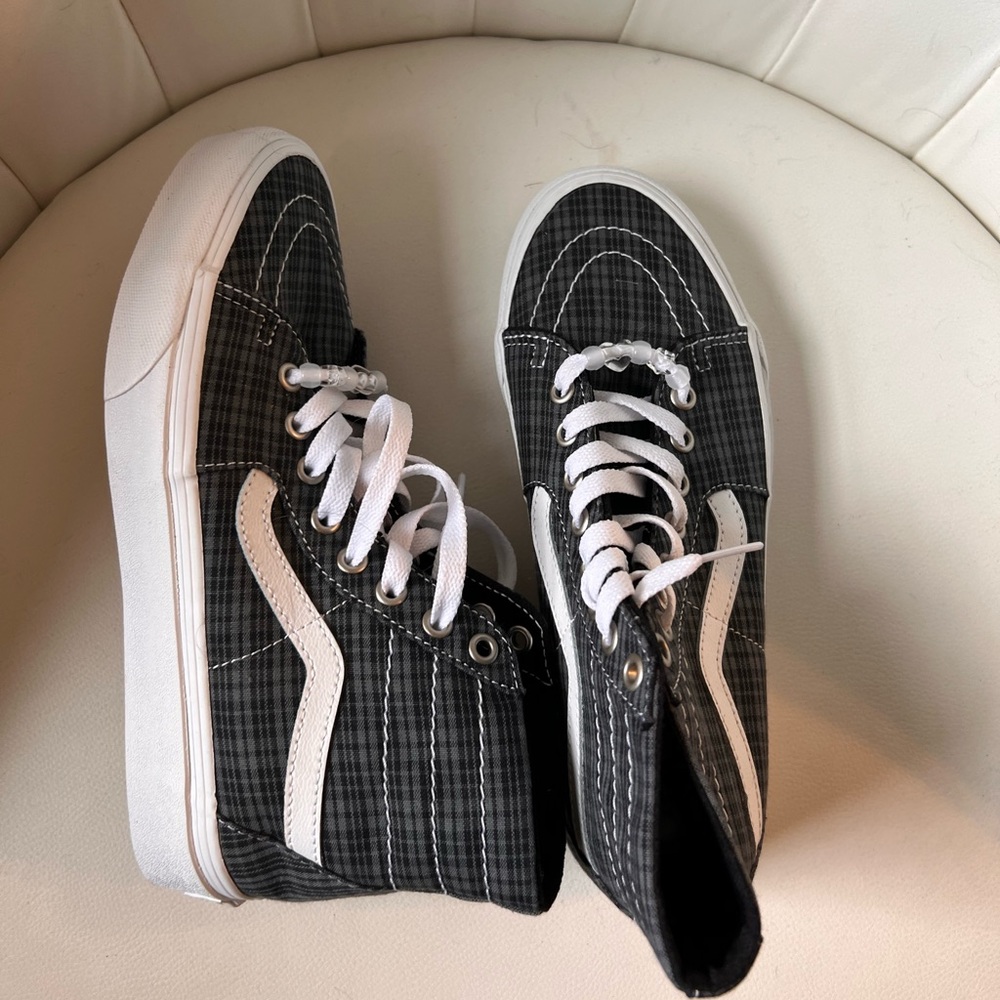 NEW without box. Vans High Top Women’s 8